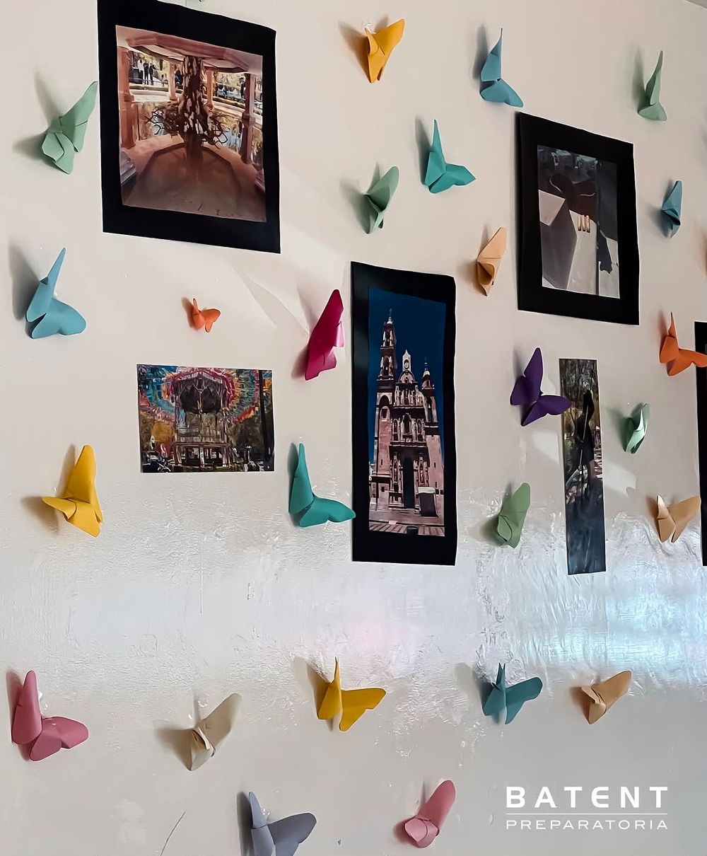 Mariposas de papel y pinturas hechas por alumnos de BATENT