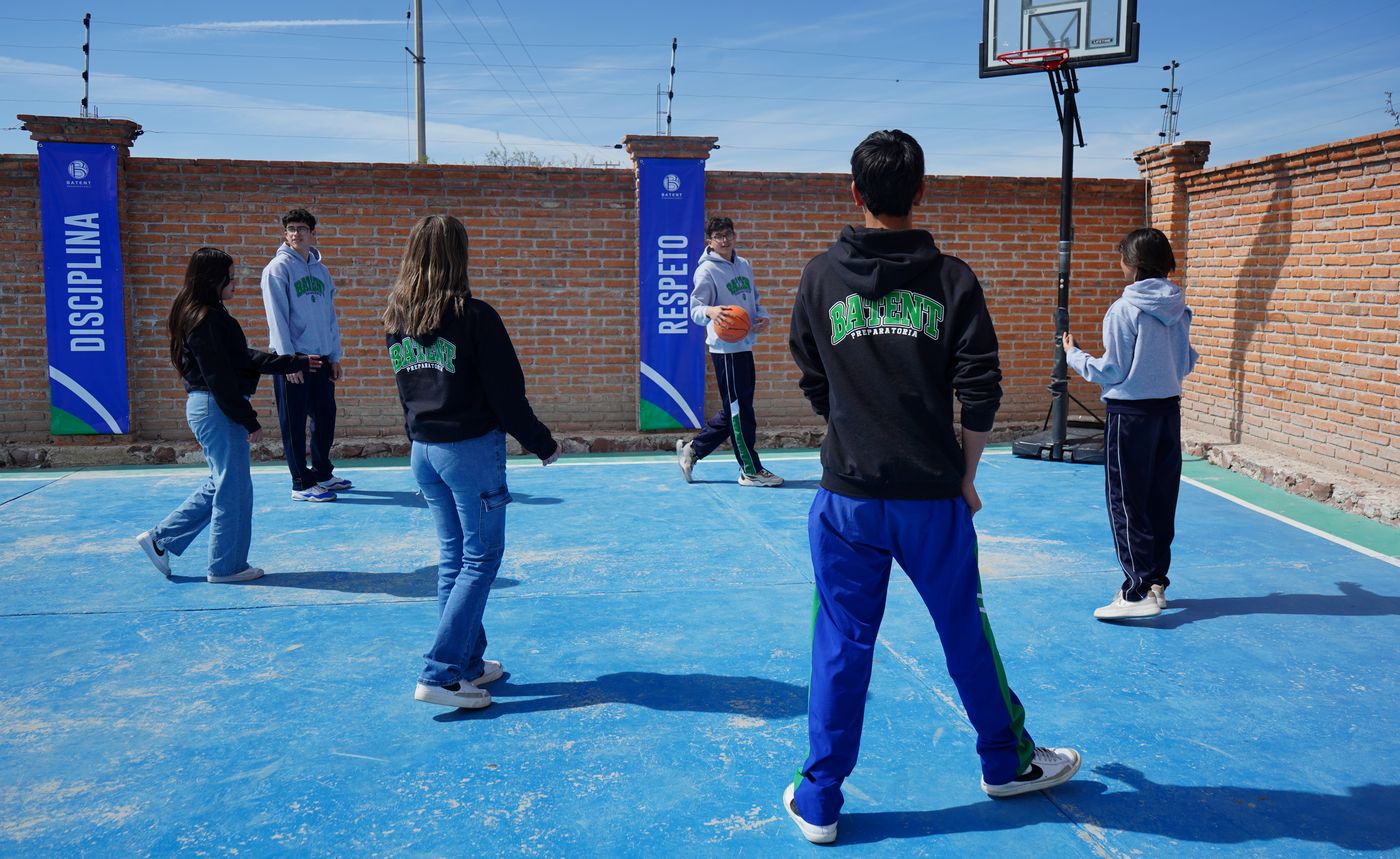 Alumnos de BATENT jugando básquetbol en la cancha