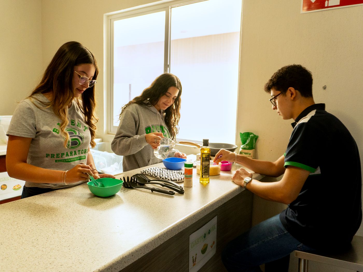 Alumnos preparando alimentos en el laboratorio de cocina