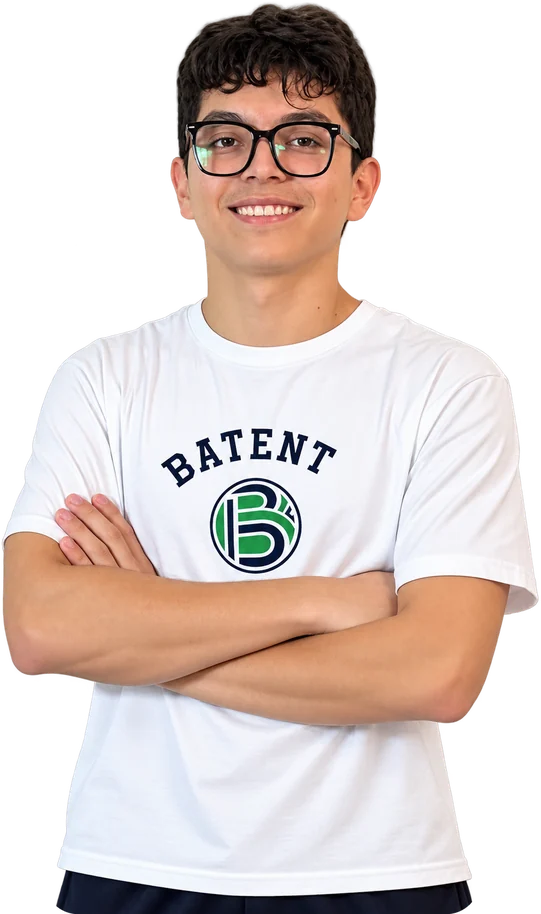 Alumno de BATENT sonriendo con los brazos cruzados y playera de la preparatoria