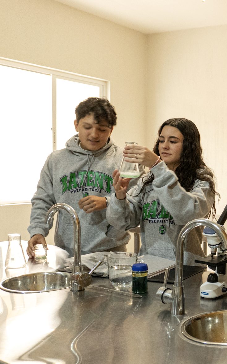 Dos alumnos de BATENT haciendo un experimento en el laboratorio de ciencias