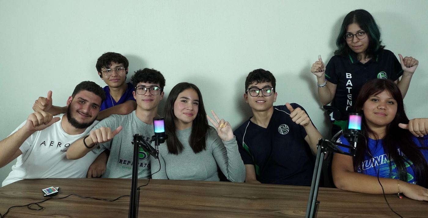 Alumnos de BATENT en la cabina de podcast con micrófonos