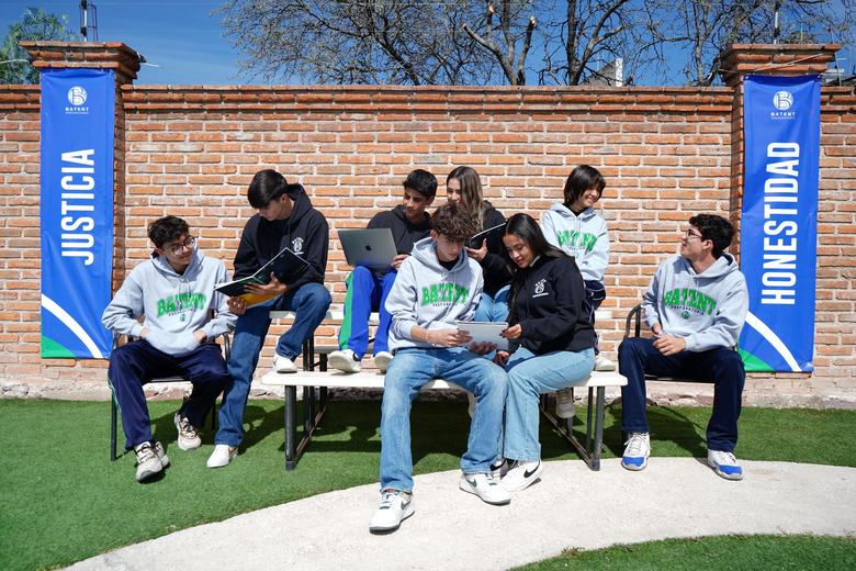 Estudiando en el jardín