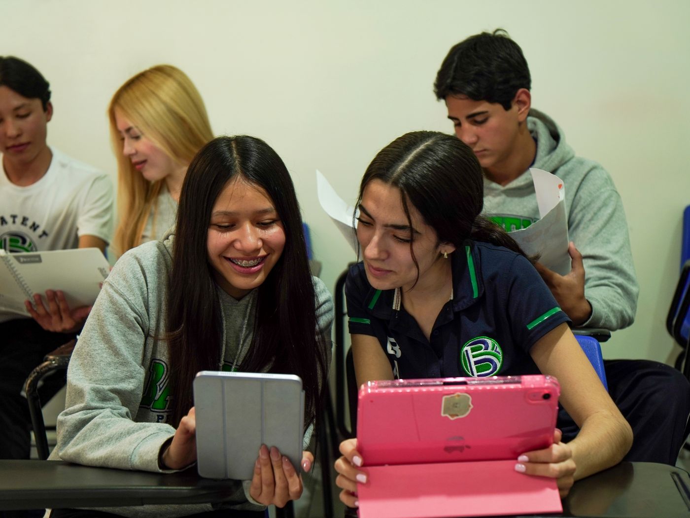 Alumnas de BATENT trabajando con tabletas en el salón