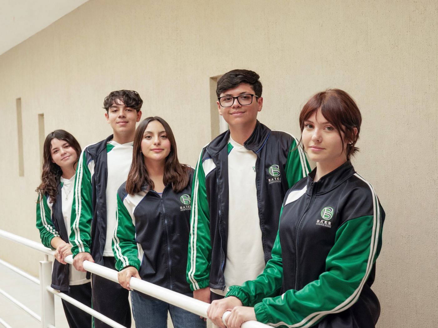Alumnos de BATENT con chamarra del uniforme en el pasillo
